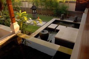 Kolam Ikan Depan Rumah dengan Teras Mini